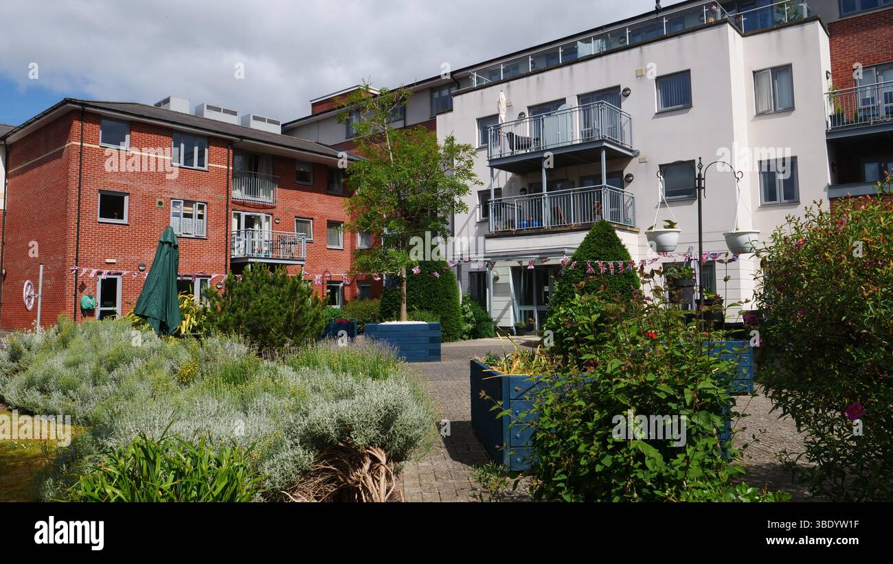 Catherine Court è uno sviluppo di vita assistito di McCarthy Stone progettato per gli oltre 70 Foto Stock