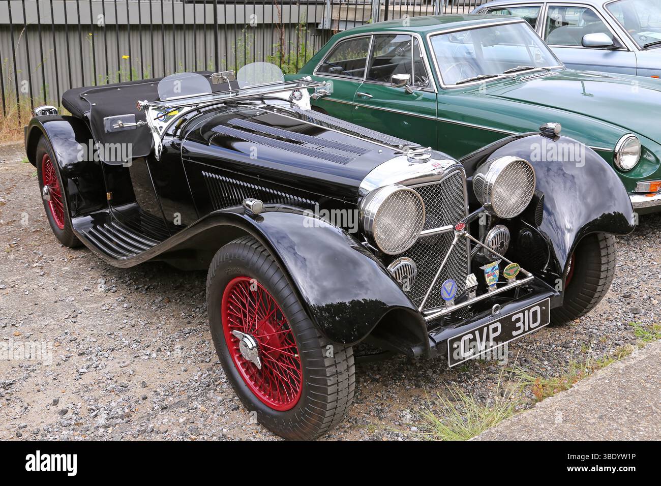 Jaguar SS100 (replica, 1970), Best of British Day, Finishing Straight, Brooklands Museum, Weybridge, Surrey, Inghilterra, Regno Unito, Europa Foto Stock