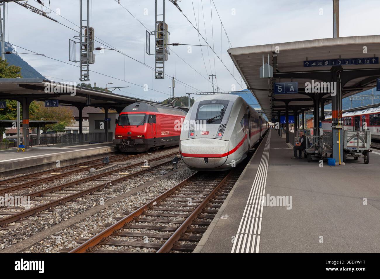 DB (ferrovie tedesche) Intercity Express ICE 412 alla stazione ferroviaria ovest di Interlaken, Svizzera, con un FFS re 460 Foto Stock