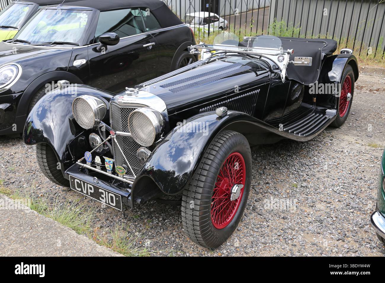 Jaguar SS100 (replica, 1970), Best of British Day, Finishing Straight, Brooklands Museum, Weybridge, Surrey, Inghilterra, Regno Unito, Europa Foto Stock