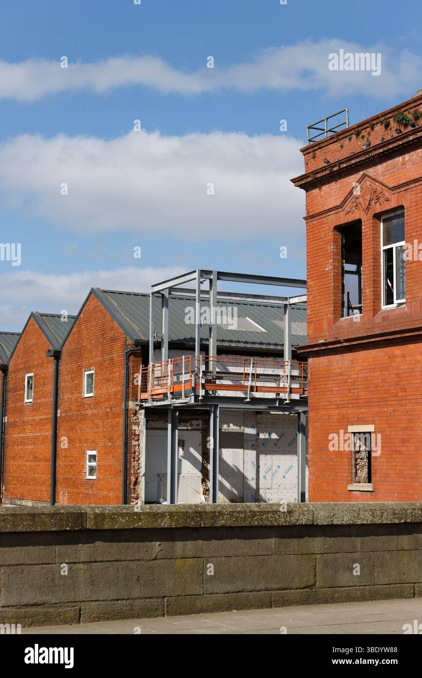 Radcliffe, sito di costruzione di collegamenti con hub civico, con telaio in acciaio a scheletro, a Greater manchester, regno unito Foto Stock