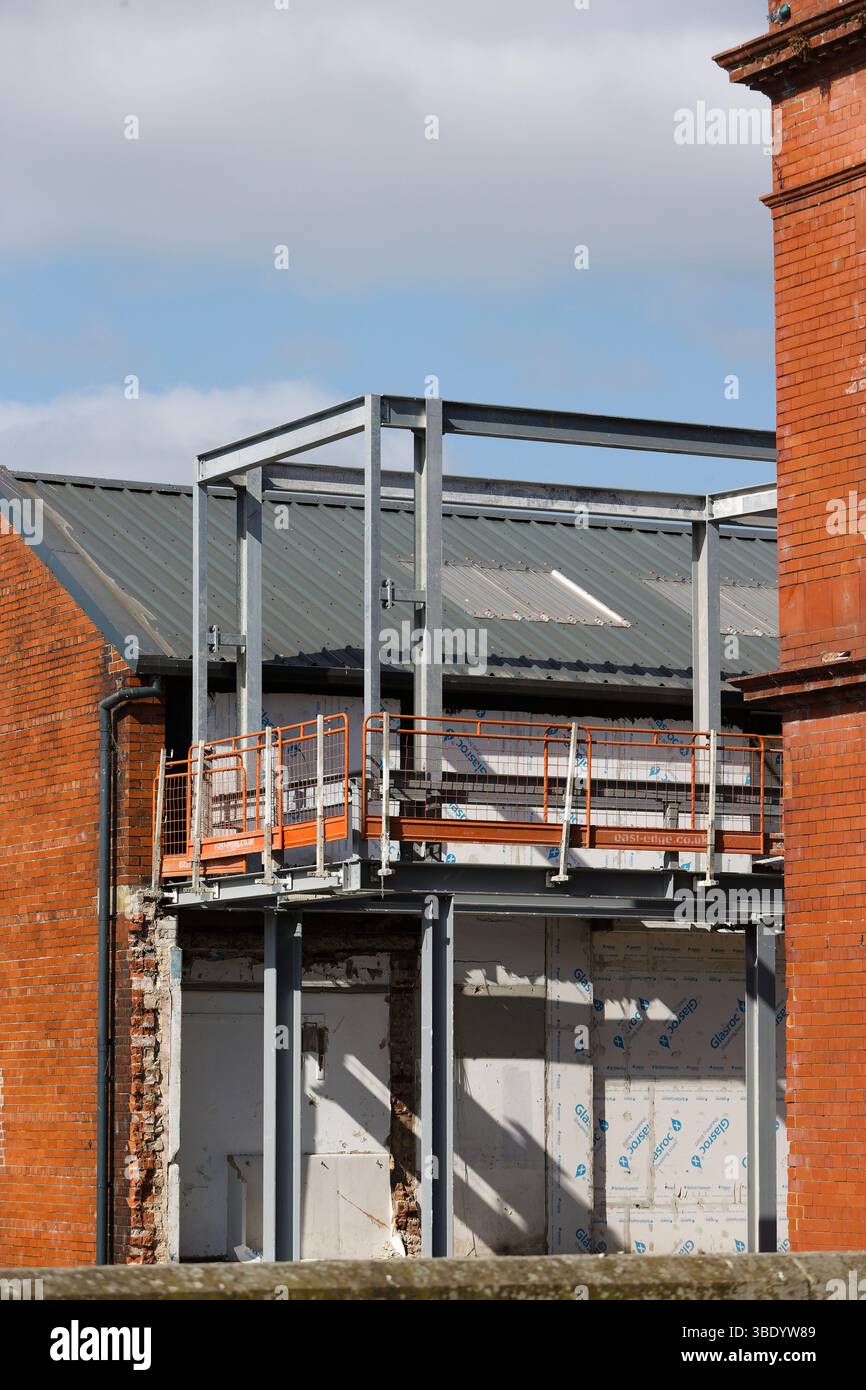 Radcliffe, sito di costruzione di collegamenti con hub civico, con telaio in acciaio a scheletro, a Greater manchester, regno unito Foto Stock