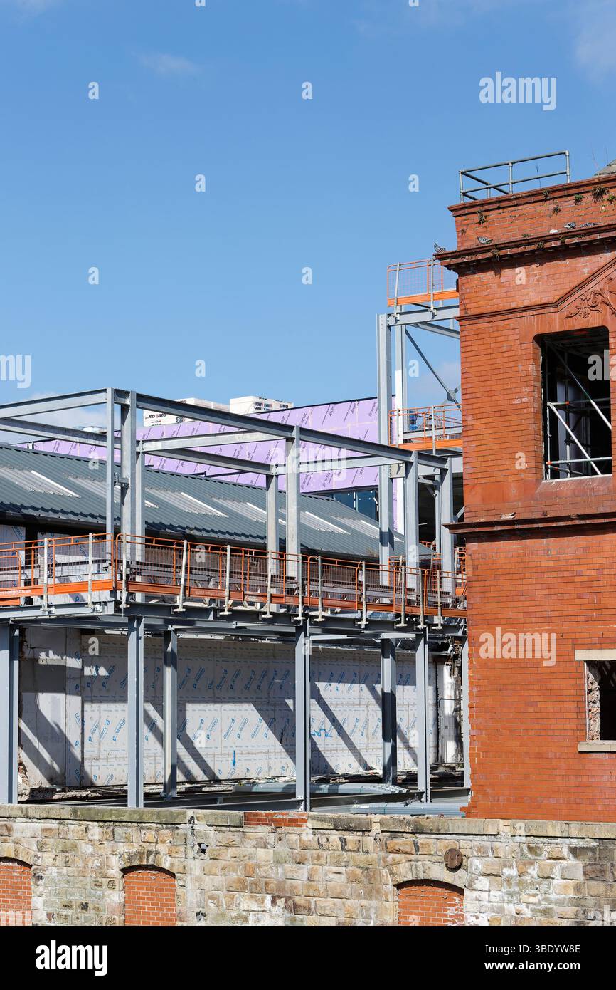 Radcliffe, sito di costruzione di collegamenti con hub civico, con telaio in acciaio a scheletro, a Greater manchester, regno unito Foto Stock