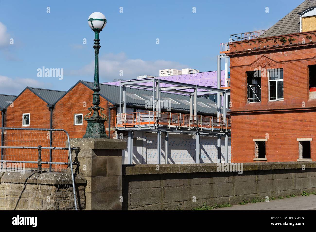 Radcliffe, sito di costruzione di collegamenti con hub civico, con telaio in acciaio a scheletro, a Greater manchester, regno unito Foto Stock