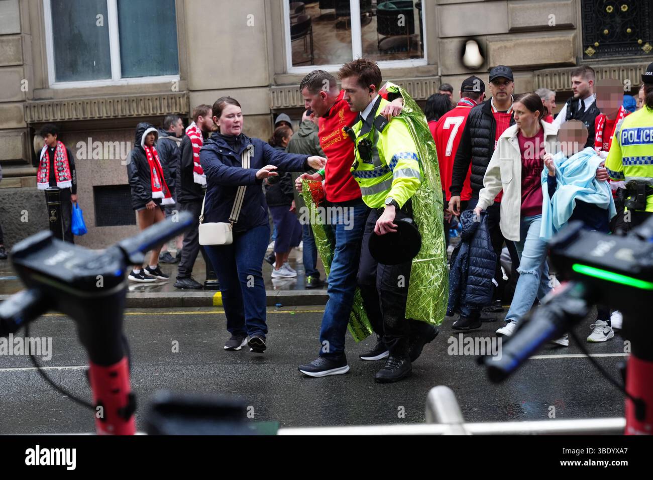 NOTA PER i REDATTORI: I volti dei bambini sono stati pixellati in quanto il Picture Desk della PA non è stato in grado di ottenere il permesso necessario per fotografare un bambino sotto i 16 anni su questioni riguardanti il loro benessere. Polizia e personale di emergenza che si occupa di un incidente vicino al Liver Building di Liverpool durante la parata dei vincitori della Premier League. Data foto: Lunedì 26 maggio 2025. Foto Stock