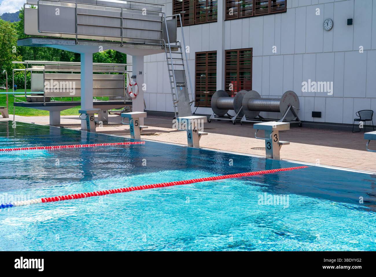 Vista dei blocchi di partenza e delle torri di immersione presso una piscina all'aperto Foto Stock