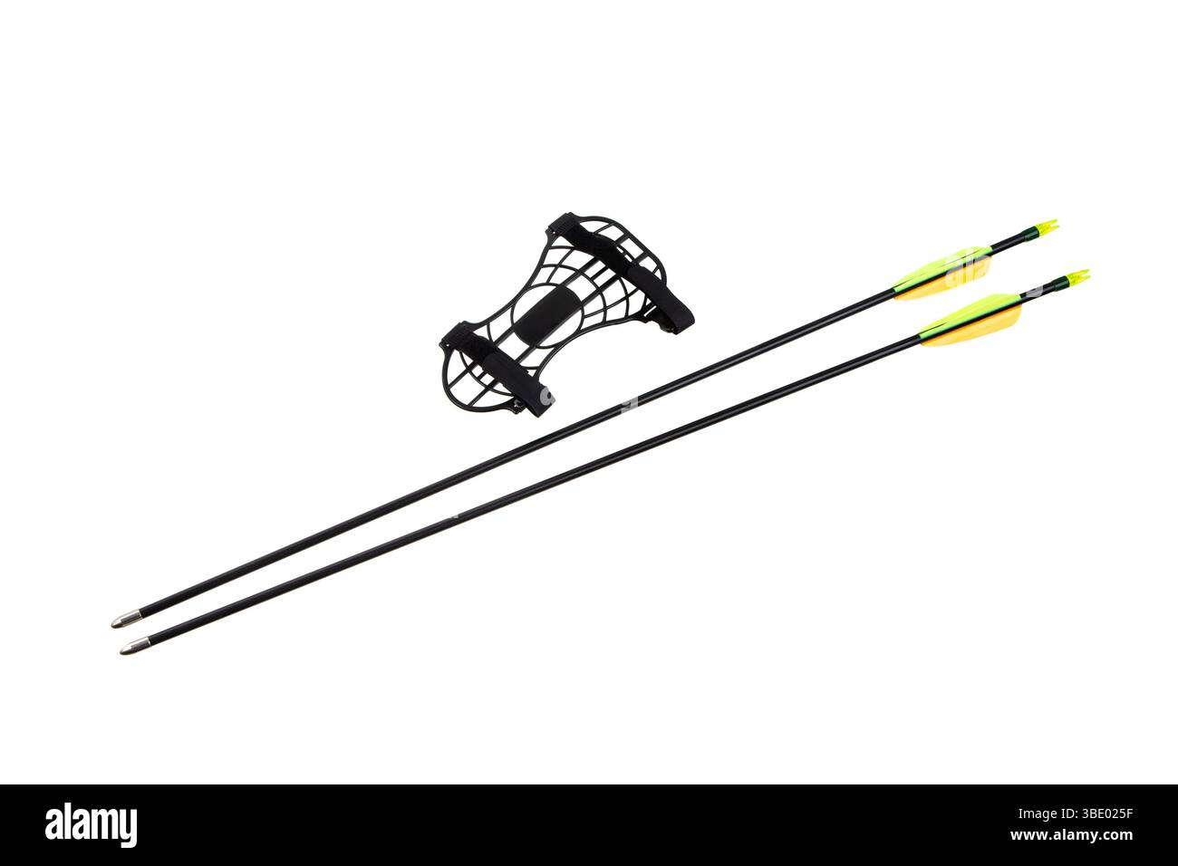 Due frecce di tiro con l'arco con brillanti fletching e una guardia da braccio nera su sfondo bianco. Foto Stock