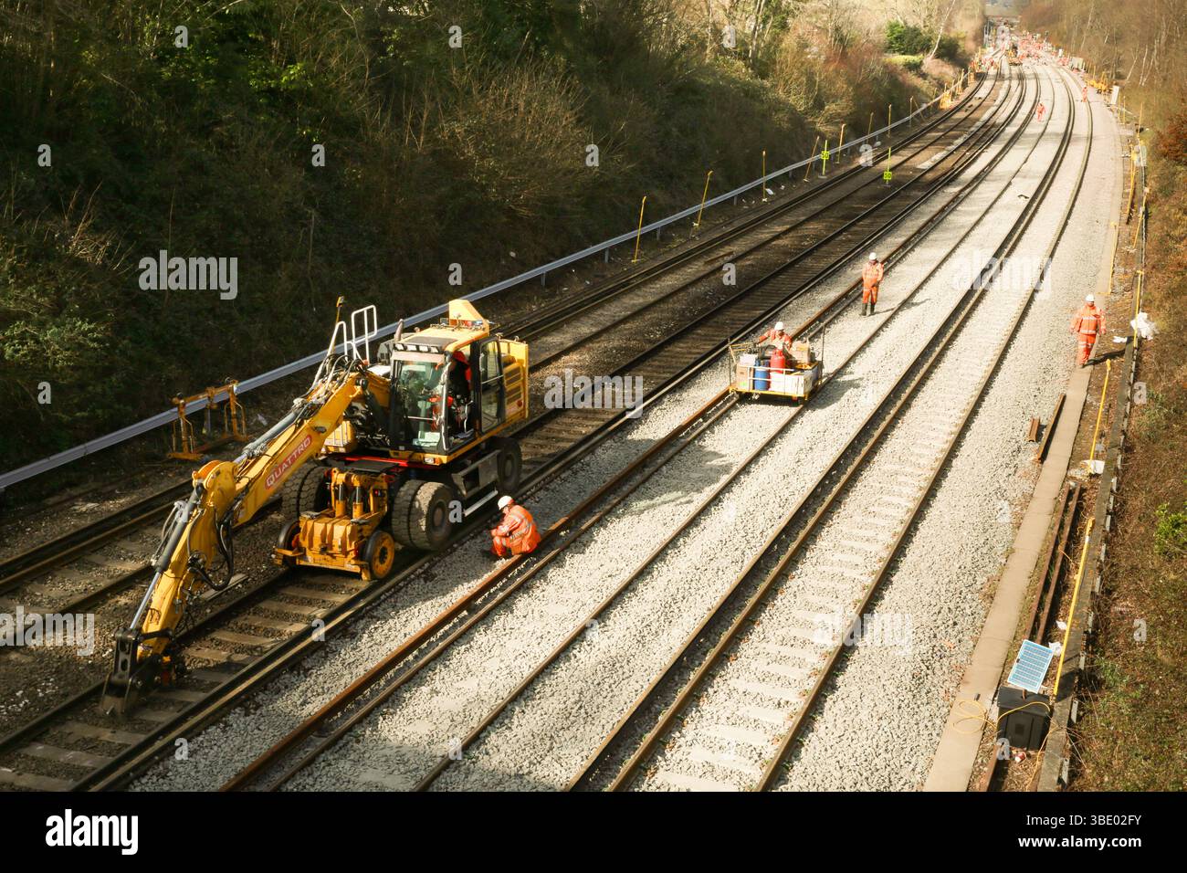 Un operaio delle ferrovie riposa sul posto durante un progetto di sostituzione della zavorra dei binari Foto Stock