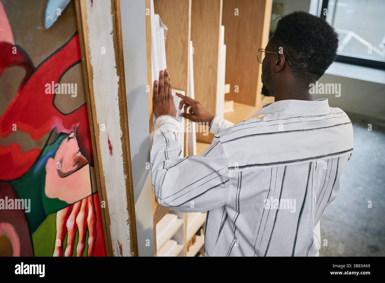 Esame della pittura su tela di grandi dimensioni nello spazio di Art Studio Foto Stock