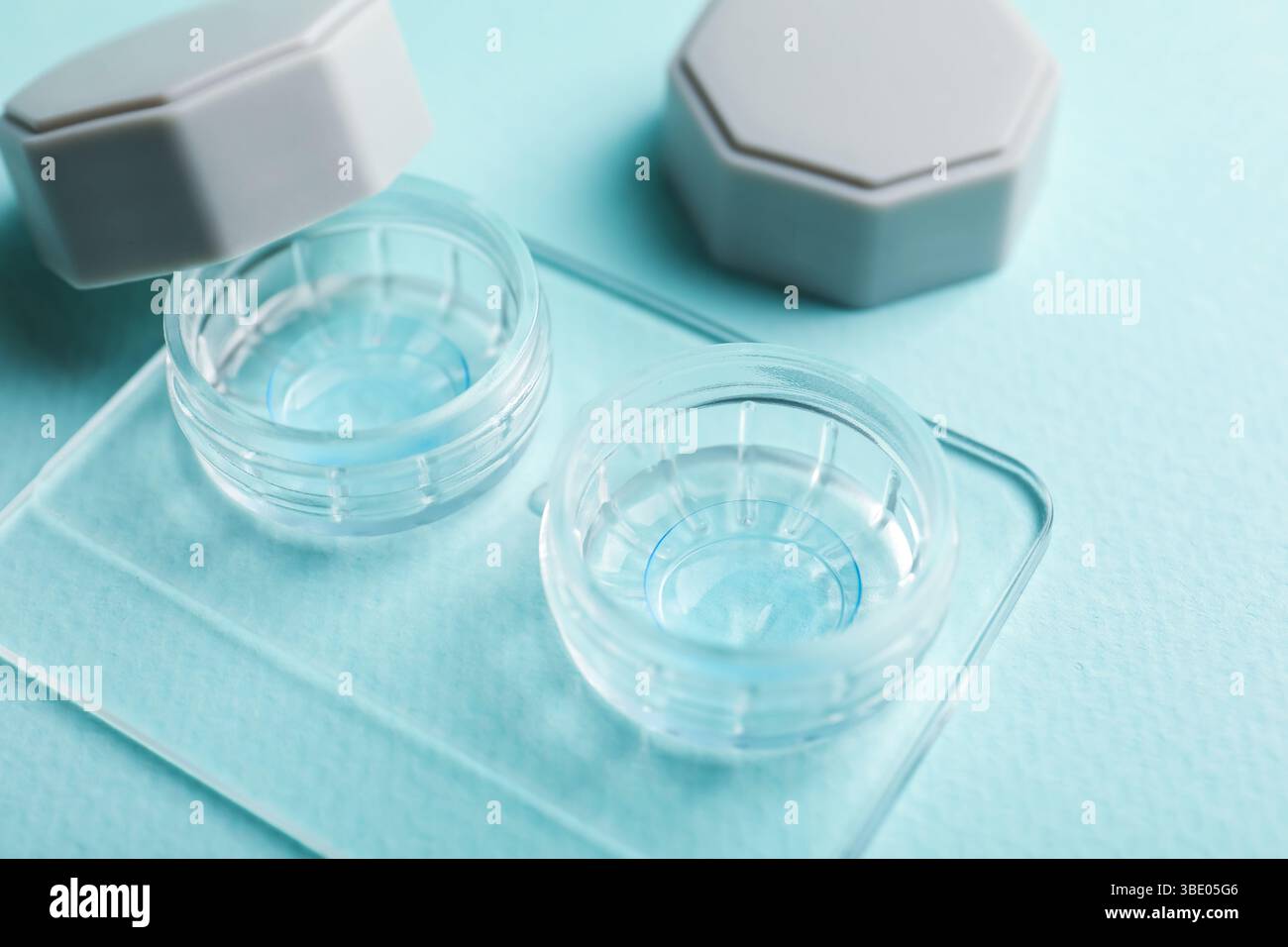 Lenti a contatto in caso di sfondo turchese chiaro, primo piano Foto Stock