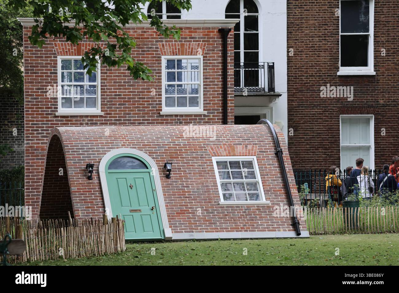Alex Chinneck - Una settimana all'installazione delle ginocchia Foto Stock