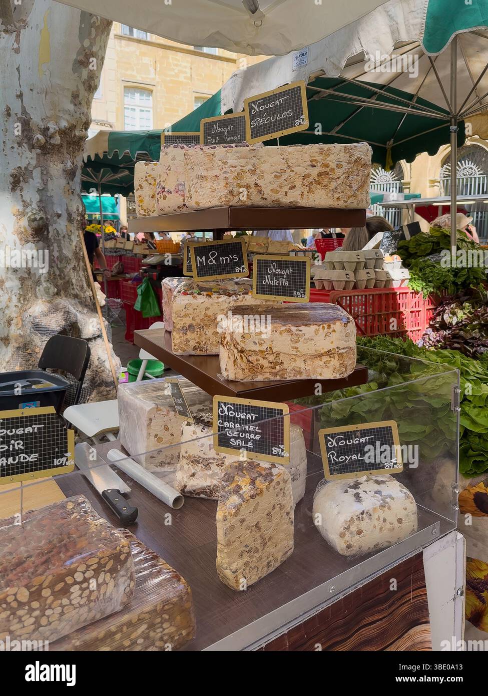 AIX-en-Provence, Francia - 10 luglio 2024: Negozio di torrone al mercato pubblico in Place Richelme. Grandi pezzi di gusti diversi in mostra Foto Stock