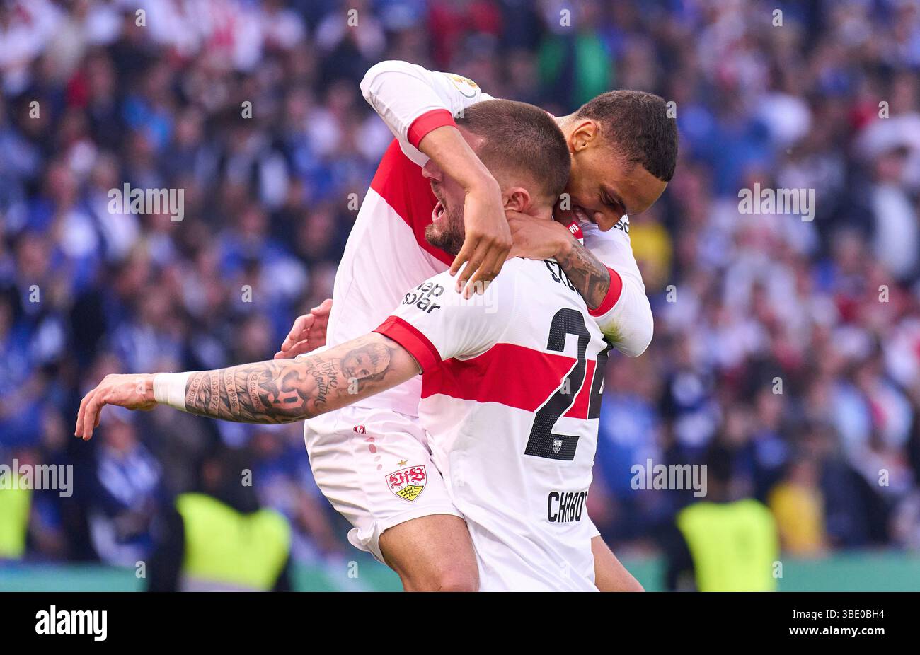 Berlino, Germania. 24 maggio 2025. Enzo Millot, VFB 8 celebra il suo gol, felice, ridere, festeggiamento, 2-0 con Julian Gaston Chabot, VFB 24 durante la finale DFB-Pokal, German Football Trophy della partita tra VFB STOCCARDA - DSC ARMINIA BIELEFELD 4-2 il 24 maggio 2025 a Berlino, Germania. Fotografo: ddp Images/STAR-Images credito: ddp media GmbH/Alamy Live News Foto Stock