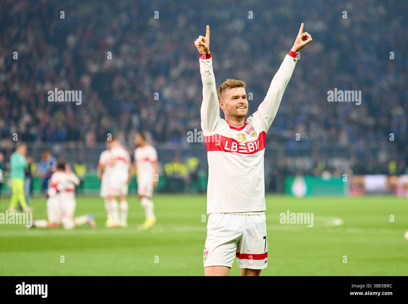 Berlino, Germania. 24 maggio 2025. Maximilian Mittelstaedt, VFB 7 festeggiano dopo la finale di DFB-Pokal, Trofeo di calcio tedesco della partita tra VFB STOCCARDA - DSC ARMINIA BIELEFELD 4-2 il 24 maggio 2025 a Berlino, Germania. Fotografo: ddp Images/STAR-Images credito: ddp media GmbH/Alamy Live News Foto Stock