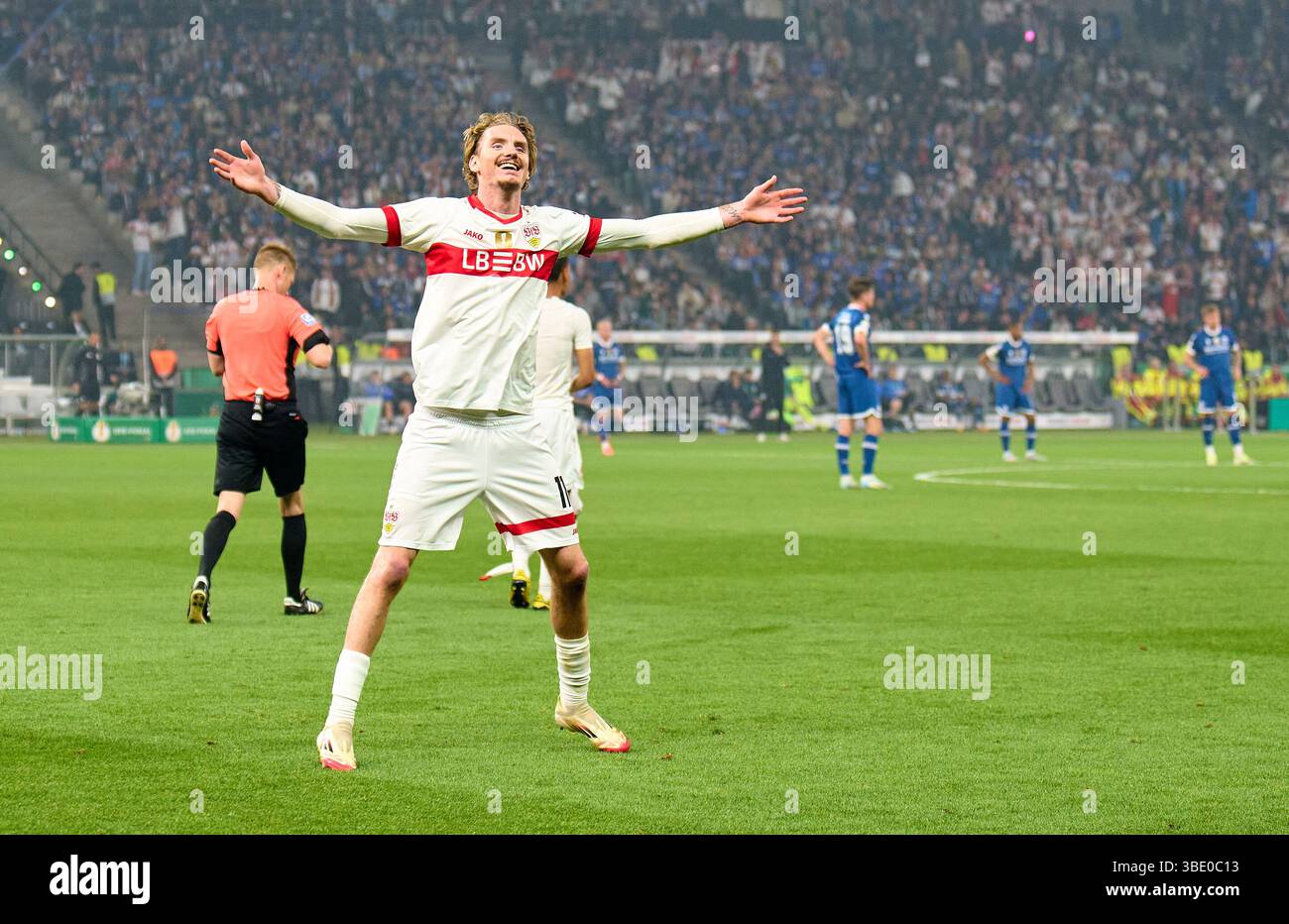 Berlino, Germania. 24 maggio 2025. Nick Woltemade, VFB 11 festeggiano dopo la finale di DFB-Pokal, German Football Trophy della partita tra VFB STOCCARDA - DSC ARMINIA BIELEFELD 4-2 il 24 maggio 2025 a Berlino, Germania. Fotografo: ddp Images/STAR-Images credito: ddp media GmbH/Alamy Live News Foto Stock