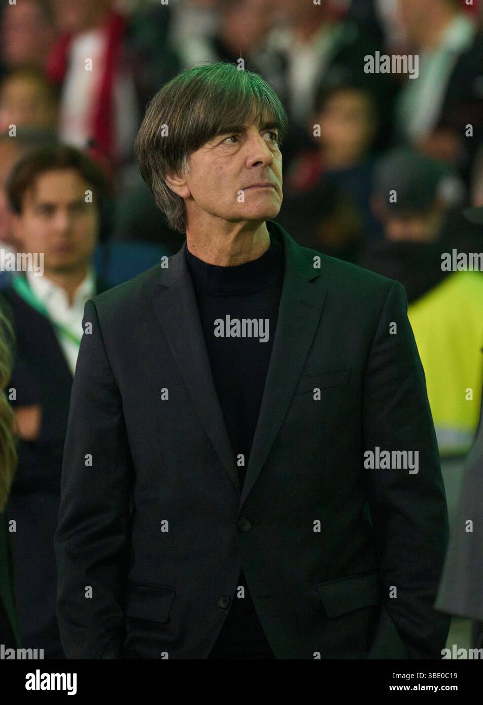 Berlino, Germania. 24 maggio 2025. Joachim Jogi Loew, ex allenatore della DFB, festeggia dopo la finale di Coppa di calcio tedesca tra il VFB STOCCARDA - DSC ARMINIA BIELEFELD 4-2 il 24 maggio 2025 a Berlino, Germania. Fotografo: ddp Images/STAR-Images credito: ddp media GmbH/Alamy Live News Foto Stock