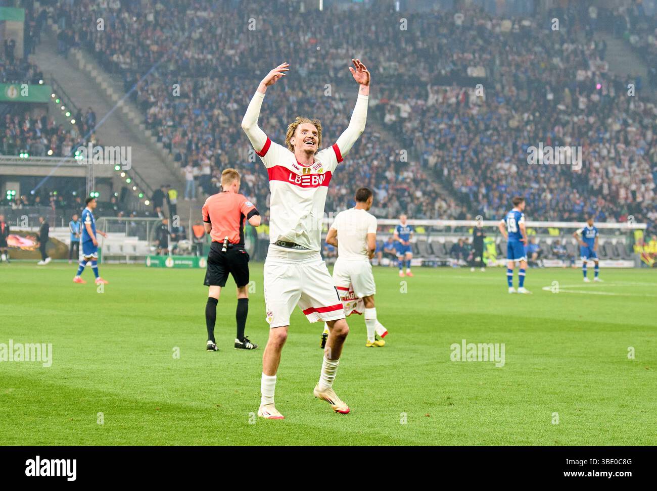 Berlino, Germania. 24 maggio 2025. Nick Woltemade, VFB 11 festeggiano dopo la finale di DFB-Pokal, German Football Trophy della partita tra VFB STOCCARDA - DSC ARMINIA BIELEFELD 4-2 il 24 maggio 2025 a Berlino, Germania. Fotografo: ddp Images/STAR-Images credito: ddp media GmbH/Alamy Live News Foto Stock