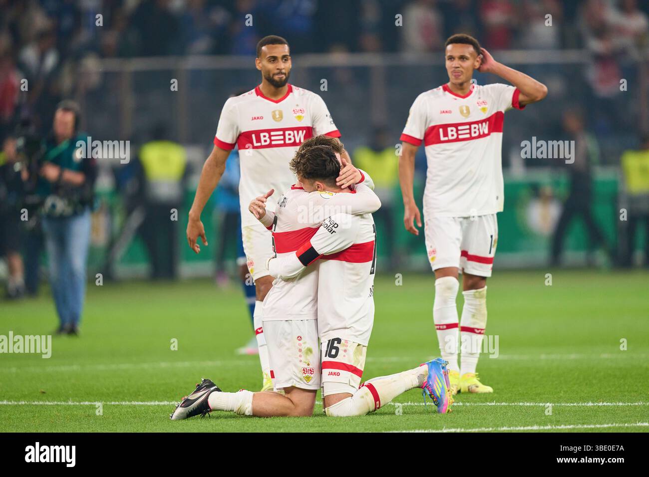 Berlino, Germania. 24 maggio 2025. Atakan KARAZOR, VFB 16 Angelo Stiller, VFB 6 Josha Vagnoman, VFB 4 Luca Jaquez, VFB 14 festeggiano dopo la finale di DFB-Pokal, Trofeo di calcio tedesco della partita tra VFB STOCCARDA - DSC ARMINIA BIELEFELD 4-2 il 24 maggio 2025 a Berlino, Germania. Fotografo: ddp Images/STAR-Images credito: ddp media GmbH/Alamy Live News Foto Stock