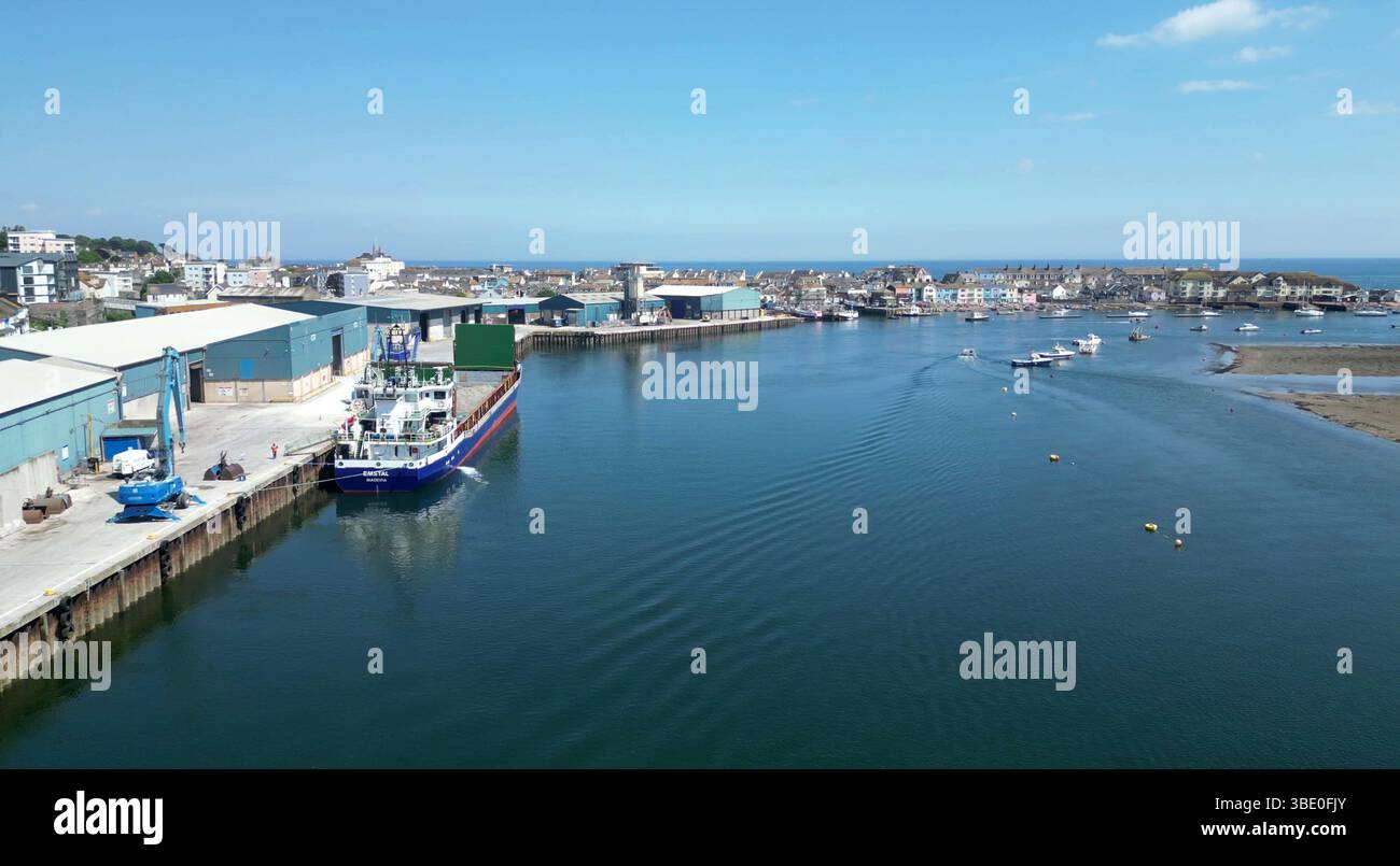 Teignmouth, Devon, Inghilterra: VISTA DEI DRONI: Una nave da carico ormeggiata sul molo e il fiume Teign che si dirige verso il suo estuario. Teignmouth è un porto molto trafficato nel Regno Unito. Foto Stock