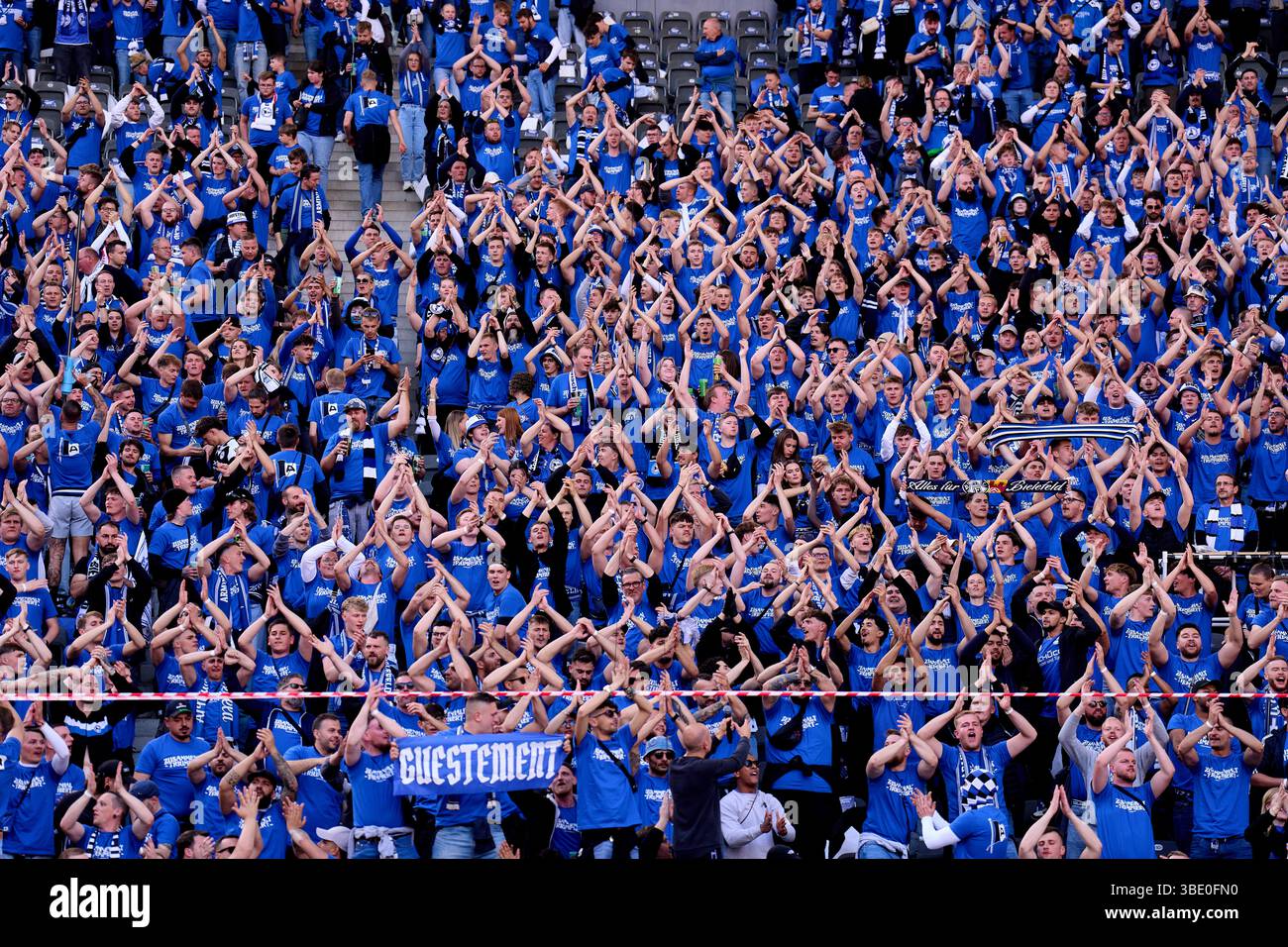 Berlino, Germania. 24 maggio 2025. Tifosi Arminia durante la finale di DFB-Pokal, Trofeo di calcio tedesco della partita tra VFB STOCCARDA - DSC ARMINIA BIELEFELD 4-2 il 24 maggio 2025 a Berlino, Germania. Fotografo: ddp Images/STAR-Images credito: ddp media GmbH/Alamy Live News Foto Stock