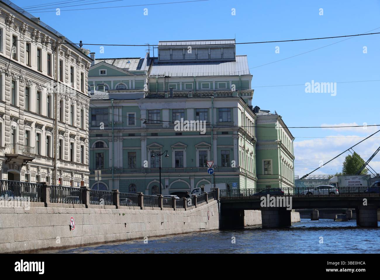 St. Petersburgs storica e splendida architettura lungo i pittoreschi canali fluviali Foto Stock