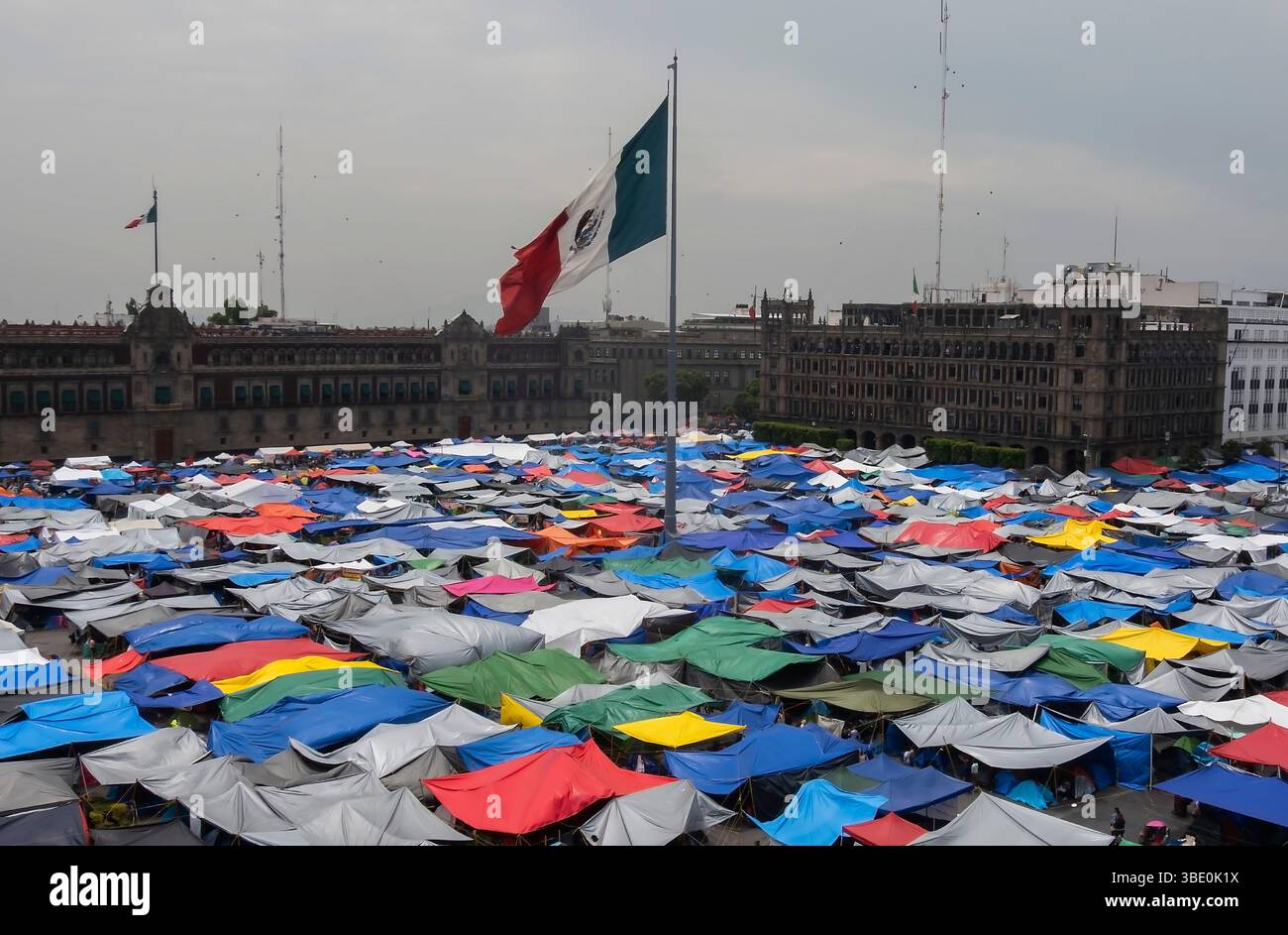 Lo Zocalo o piazza centrale di città del Messico, Messico, dove la CNTE Teachers union ha allestito un campo tenda di fronte al Palazzo Nazionale con richiesta di pensioni del 100% Foto Stock