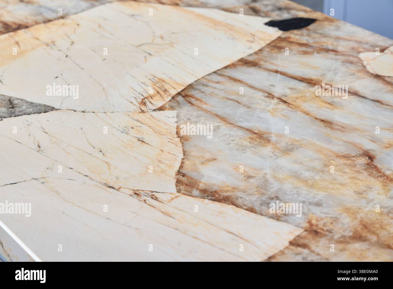 Un elegante piano in marmo con motivi unici e sorprendenti e colori ricchi Foto Stock