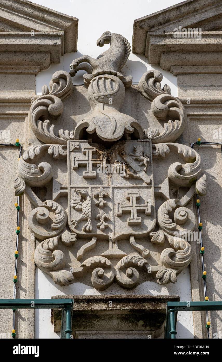 Vista dello stemma della famiglia sulla facciata di un maniero familiare nel centro di Viana do Castelo, Portogallo Foto Stock