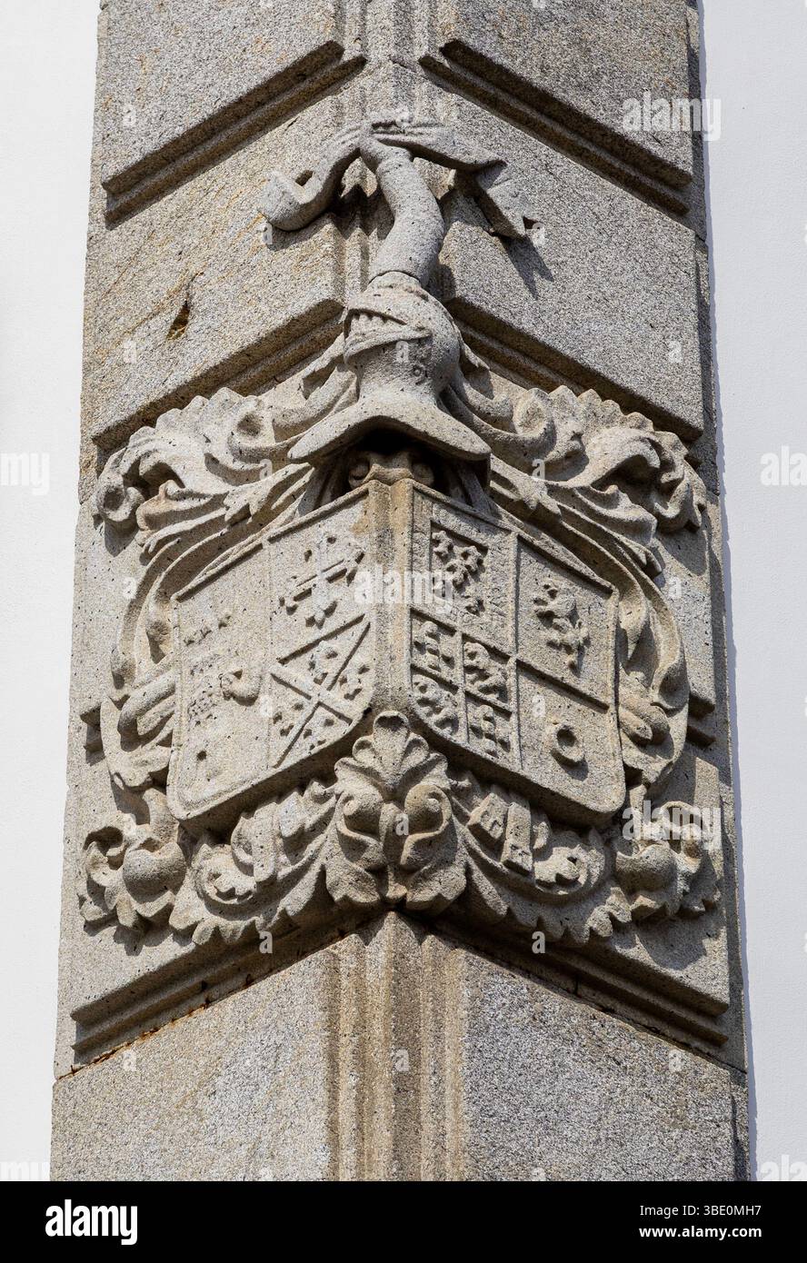 Due scudi combinati sotto un unico stemma all'angolo di un edificio nel centro di Viana do Castelo, Portogallo Foto Stock