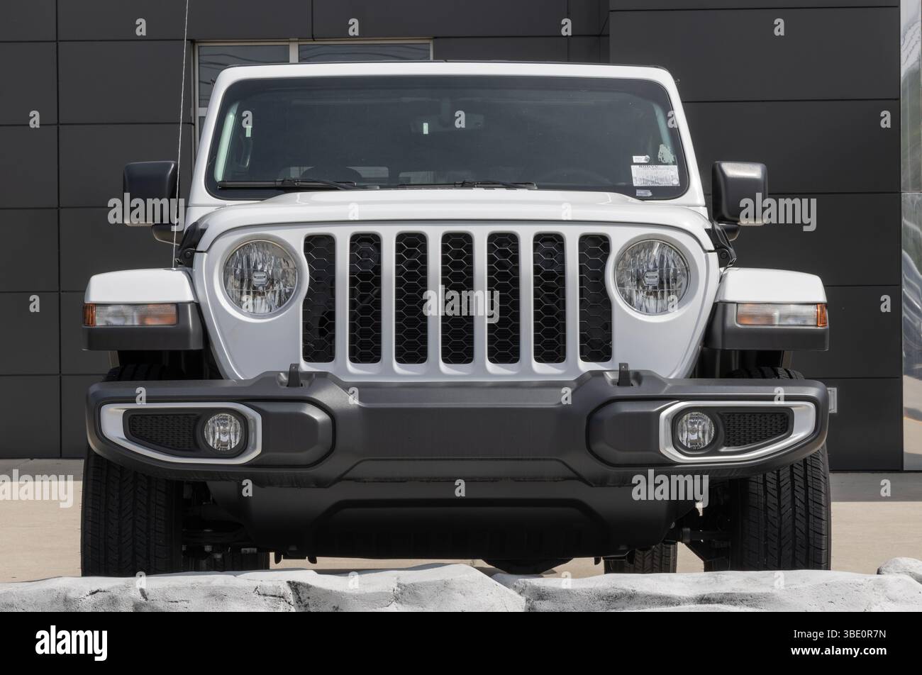Lafayette - 24 maggio 2025: Mostra usata Jeep Gladiator Sport. Per quanto riguarda i prezzi, Jeep sta acquistando e vendendo auto usate per soddisfare la domanda. IL MIO: 2023 Foto Stock