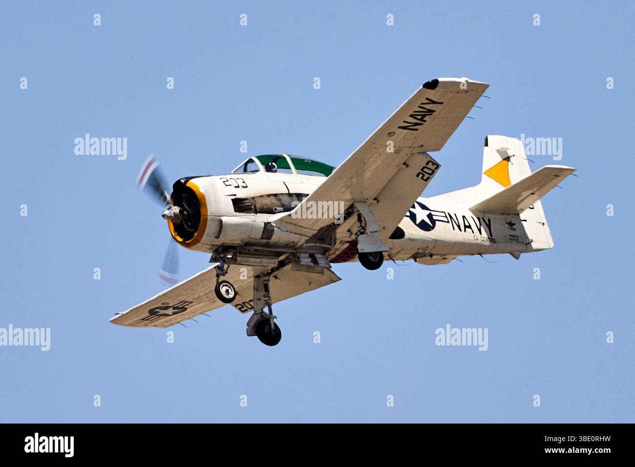 26 maggio 2025, Palm Springs, California, USA: Il North American T-28 Trojan, in volo per il programma del Memorial Day del Palm Springs Air Museum 2025. Originariamente progettato come addestratore dopo la seconda guerra mondiale, il T-28 si è evoluto in un versatile velivolo utilizzato in combattimento durante la guerra del Vietnam. Con il suo ruggito radiale e le linee pulite, questo aereo rappresenta una generazione di piloti addestrati e serviti durante l'era della Guerra fredda. Il suo cavalcavia onora sia l'eredità dell'addestramento militare all'aviazione sia il periodo di transizione tra il volo ad elica e il volo a reazione. (Immagine di credito: © Ian L. credito: ZUMA Press, Inc Foto Stock