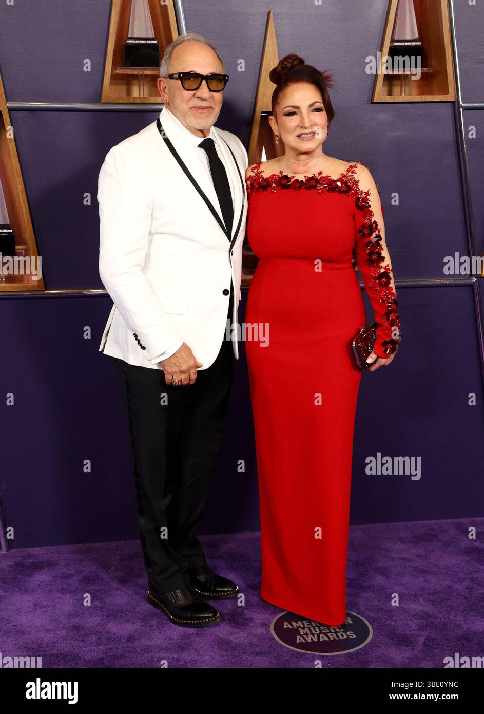 Las Vegas, Stati Uniti. 26 maggio 2025. Emilio Estefan e Gloria Estefan arrivano per la 51esima edizione degli American Music Awards al Fontainebleau di Las Vegas lunedì 26 maggio 2025. Foto di James Atoa/UPI credito: UPI/Alamy Live News Foto Stock