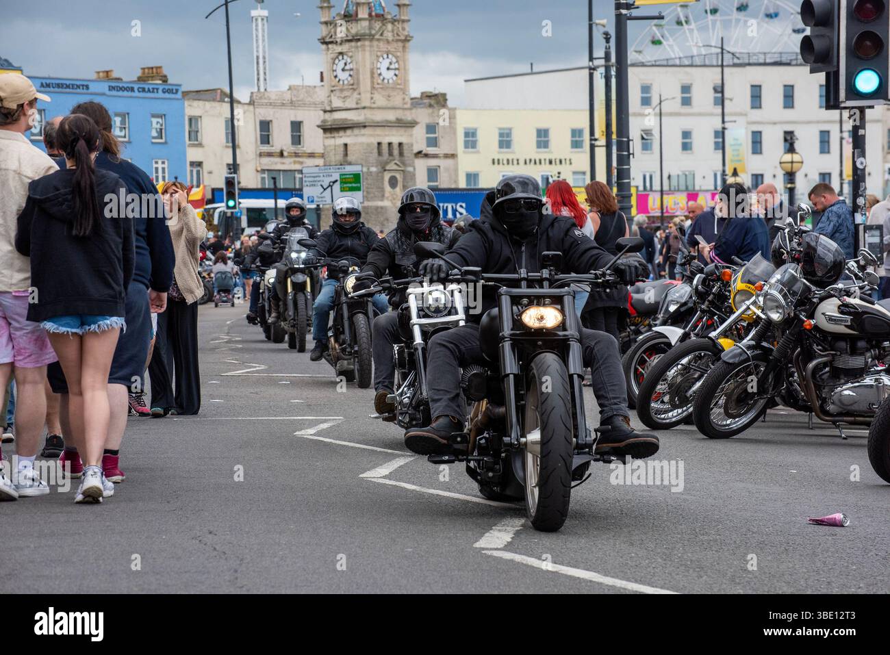 Margate, Regno Unito. 26 maggio 2025. I motociclisti arrivano al Margate Meltdown. Migliaia di motociclisti si sono riuniti all'evento annuale Margate Meltdown a Margate, nel Regno Unito. L'evento è organizzato dall'Ace Cafe London sul lungomare del Margate. Credito: SOPA Images Limited/Alamy Live News Foto Stock