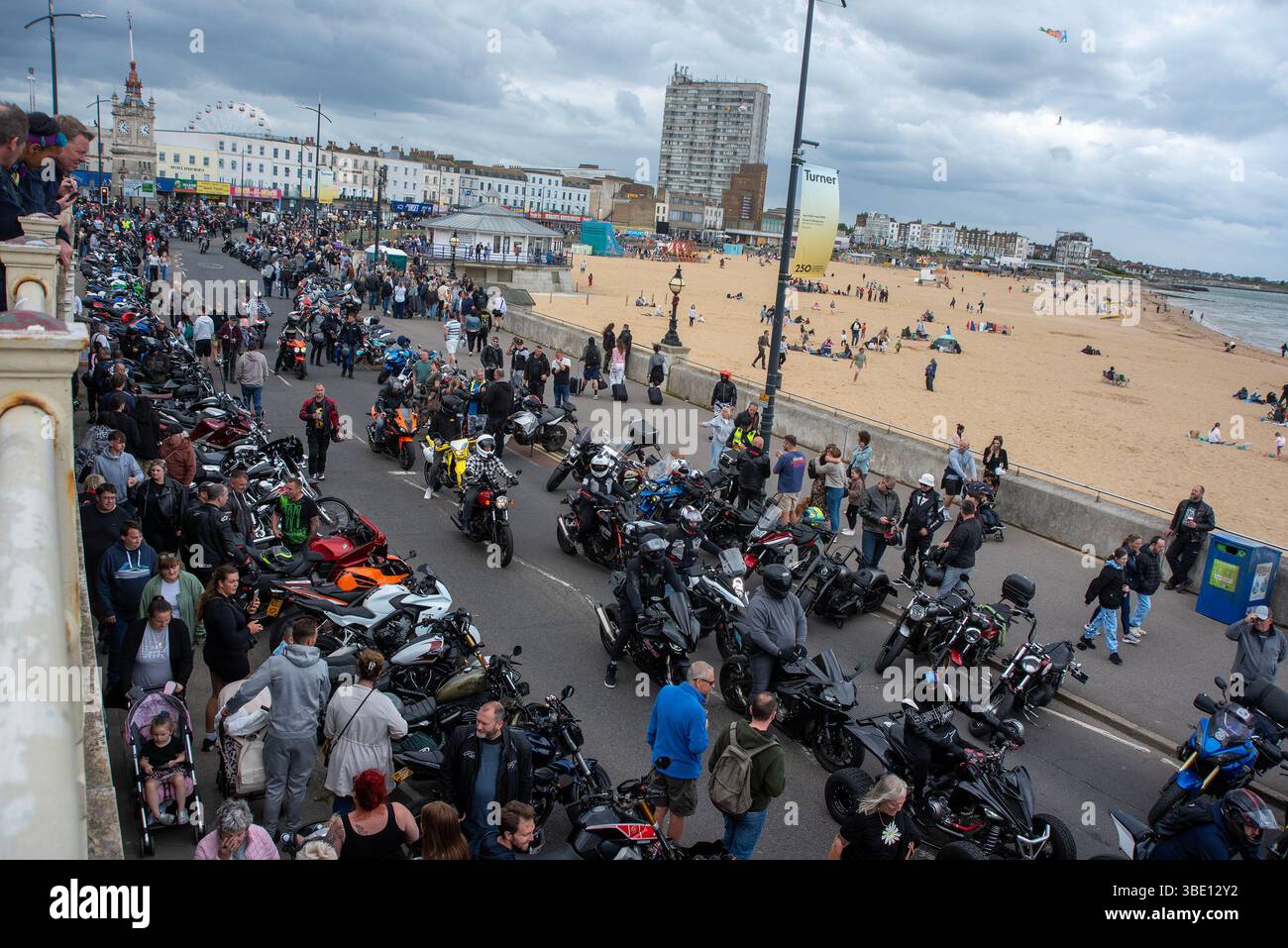 Margate, Regno Unito. 26 maggio 2025. I motociclisti arrivano al Margate Meltdown. Migliaia di motociclisti si sono riuniti all'evento annuale Margate Meltdown a Margate, nel Regno Unito. L'evento è organizzato dall'Ace Cafe London sul lungomare del Margate. (Foto di Krisztian Elek/SOPA Images/Sipa USA) credito: SIPA USA/Alamy Live News Foto Stock