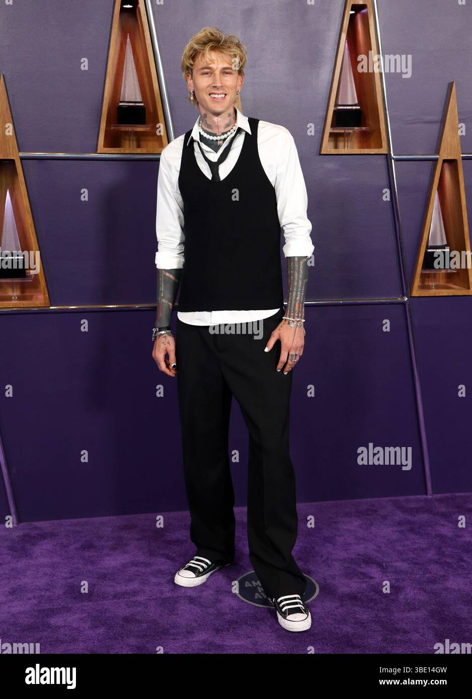 Las Vegas, Stati Uniti. 26 maggio 2025. Machine Gun Kelly arriva per il 51esimo American Music Awards annuale al Fontainebleau di Las Vegas lunedì 26 maggio 2025. Foto di James Atoa/UPI credito: UPI/Alamy Live News Foto Stock