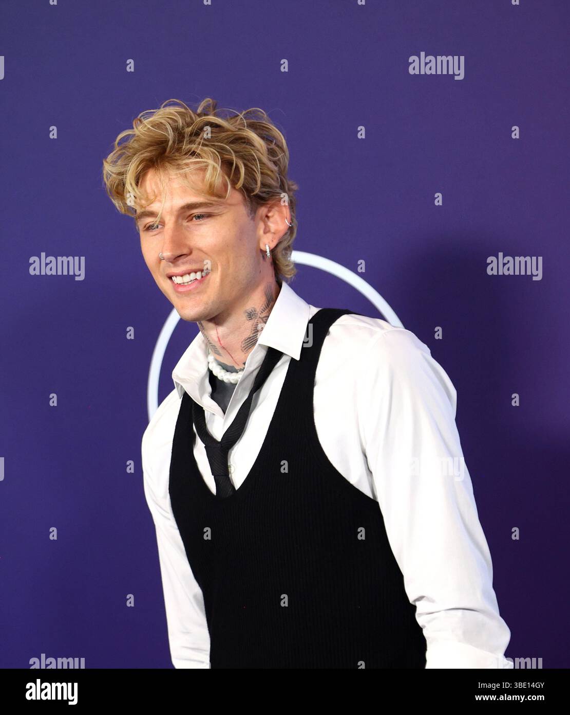 Las Vegas, Stati Uniti. 26 maggio 2025. Machine Gun Kelly arriva per il 51esimo American Music Awards annuale al Fontainebleau di Las Vegas lunedì 26 maggio 2025. Foto di James Atoa/UPI credito: UPI/Alamy Live News Foto Stock