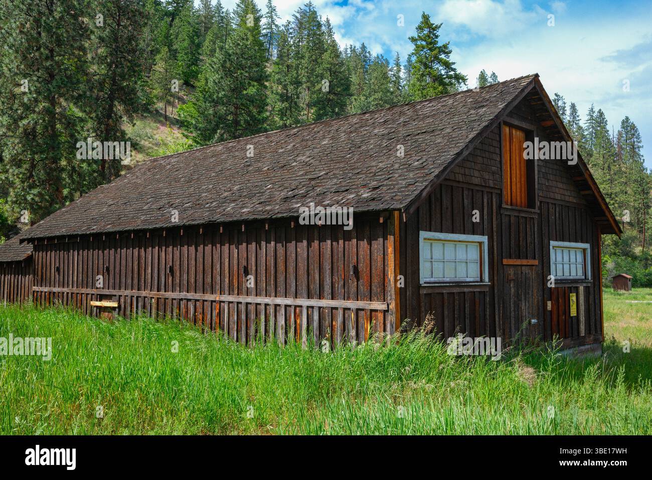 Un lungo fienile di legno al Fintry Provincial Park di Kelowna, British Columbia. Foto Stock