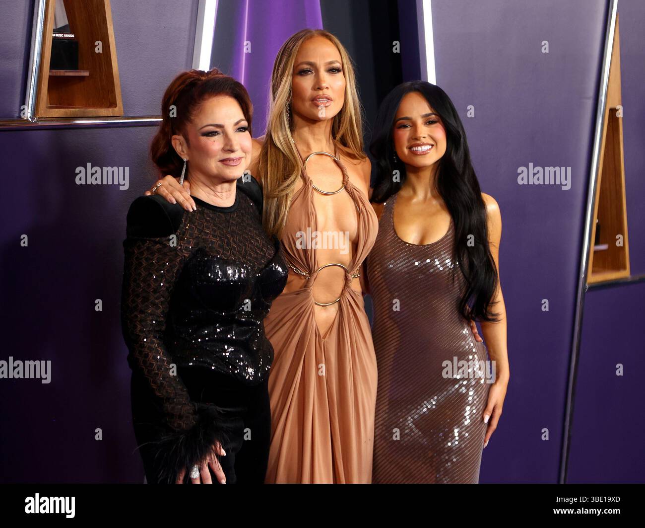 Las Vegas, Stati Uniti. 26 maggio 2025. Gloria Estefan, presentatrice Jennifer Lopez, e Becky G appaiono dietro le quinte durante i 51esima edizione degli American Music Awards al Fontainebleau di Las Vegas lunedì 26 maggio 2025. Foto di James Atoa/UPI credito: UPI/Alamy Live News Foto Stock