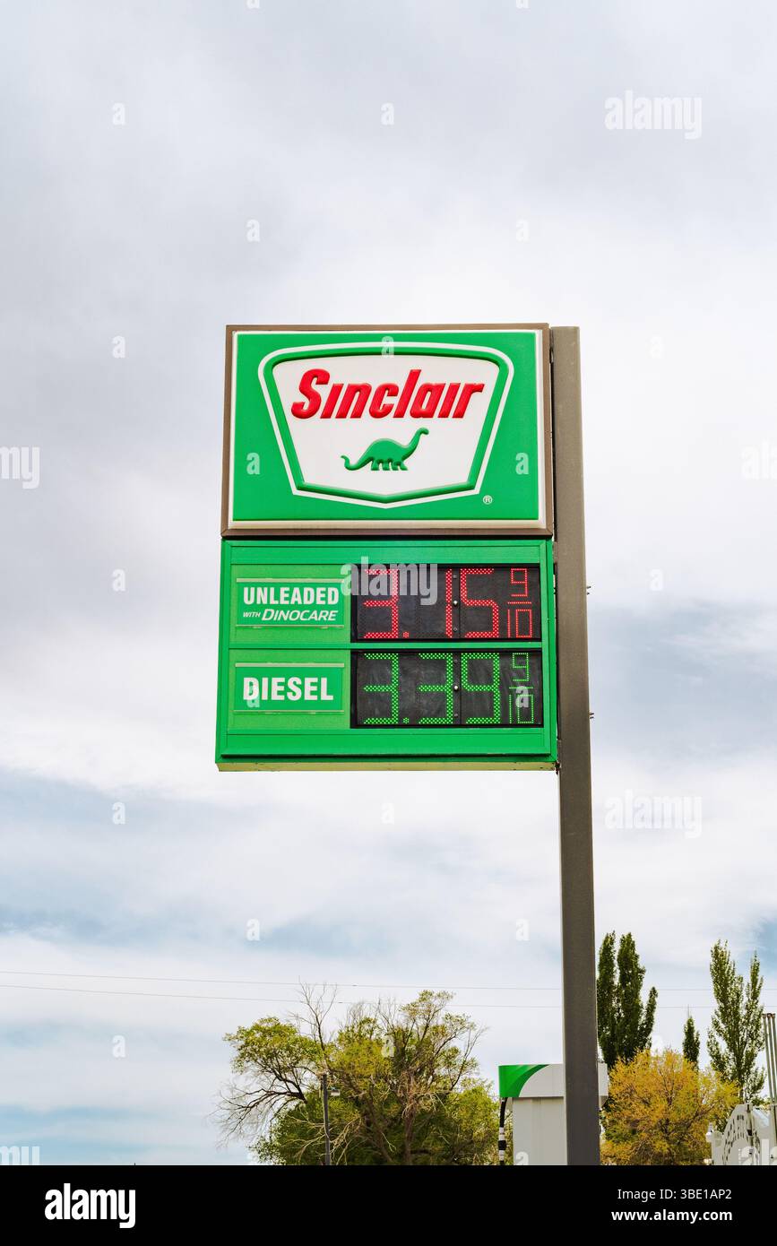 Guardando verso l'alto cartello pubblicitario prezzo di carburante Sinclair, gas senza piombo e diesel, nel Memorial Day Weekend, Colorado, Stati Uniti. Foto Stock