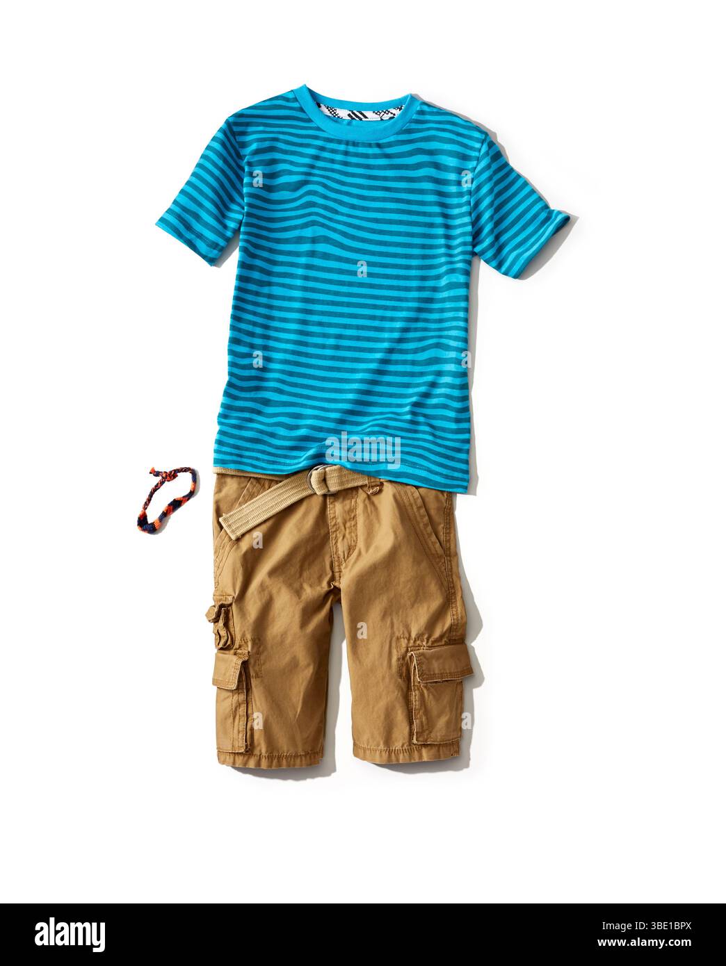 T-shirt a righe blu con pantaloncini cargo color marrone chiaro e bracciale in tessuto Foto Stock