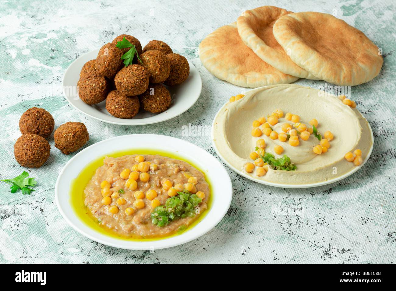 Colazione mediorientale con ceci, fave e falafel Foto Stock