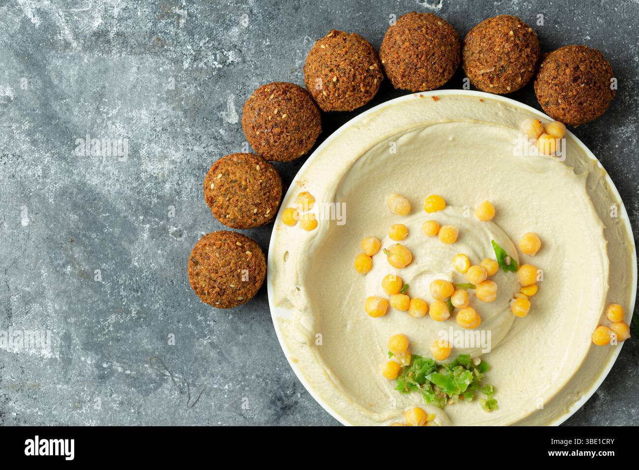 Vista dall'alto di un piatto con falafel e hummus - combinazione classica per la colazione mediorientale Foto Stock