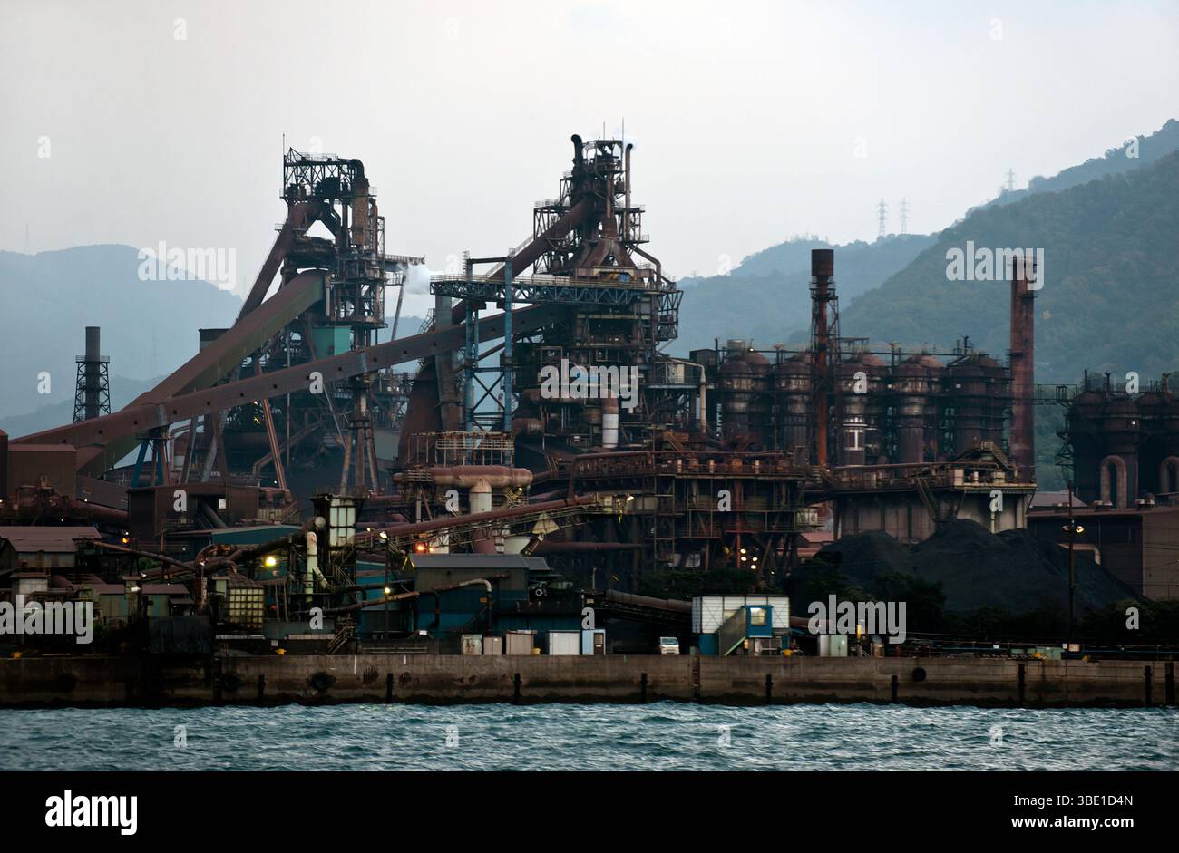Kure, un porto industriale nella prefettura di Hiroshima, è un centro per la costruzione navale, la produzione di acciaio, la produzione, la spedizione e l'industria, in Giappone. Foto Stock