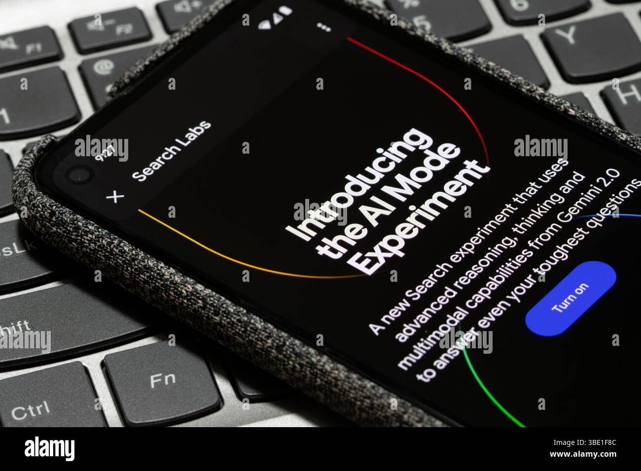 L'introduzione all'esperimento della modalità IA è visibile nell'app Google sullo schermo di uno smartphone Google Pixel. Foto Stock