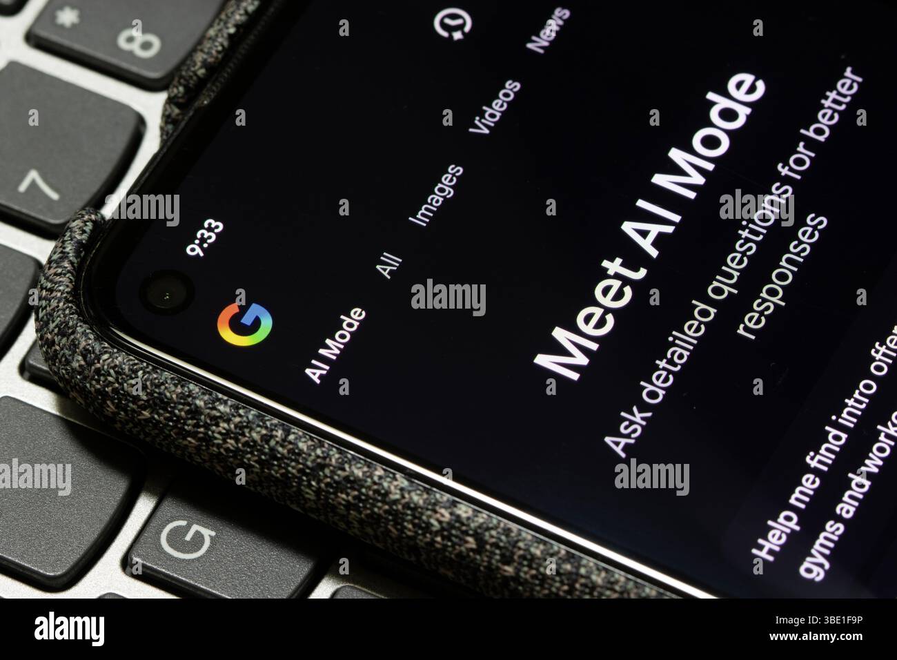 La modalità ai è attivata nell'app Google sullo schermo di uno smartphone. Foto Stock