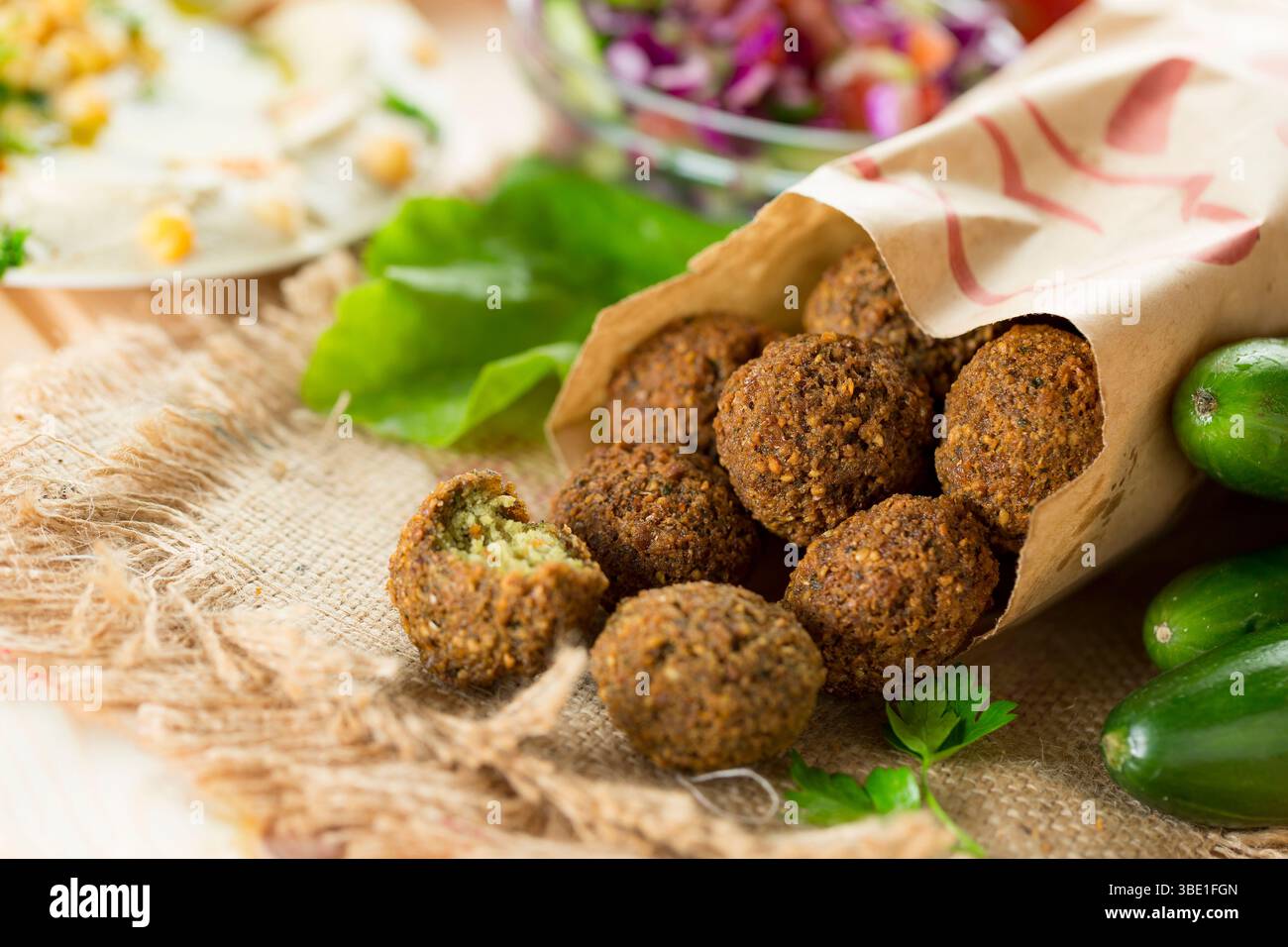 Falafel: Iconica colazione mediorientale a base di ceci. Foto Stock
