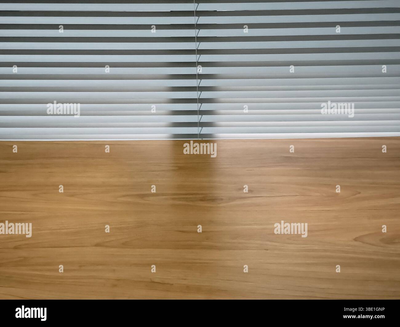 Un tavolo in legno con sfondo a tenda Foto Stock