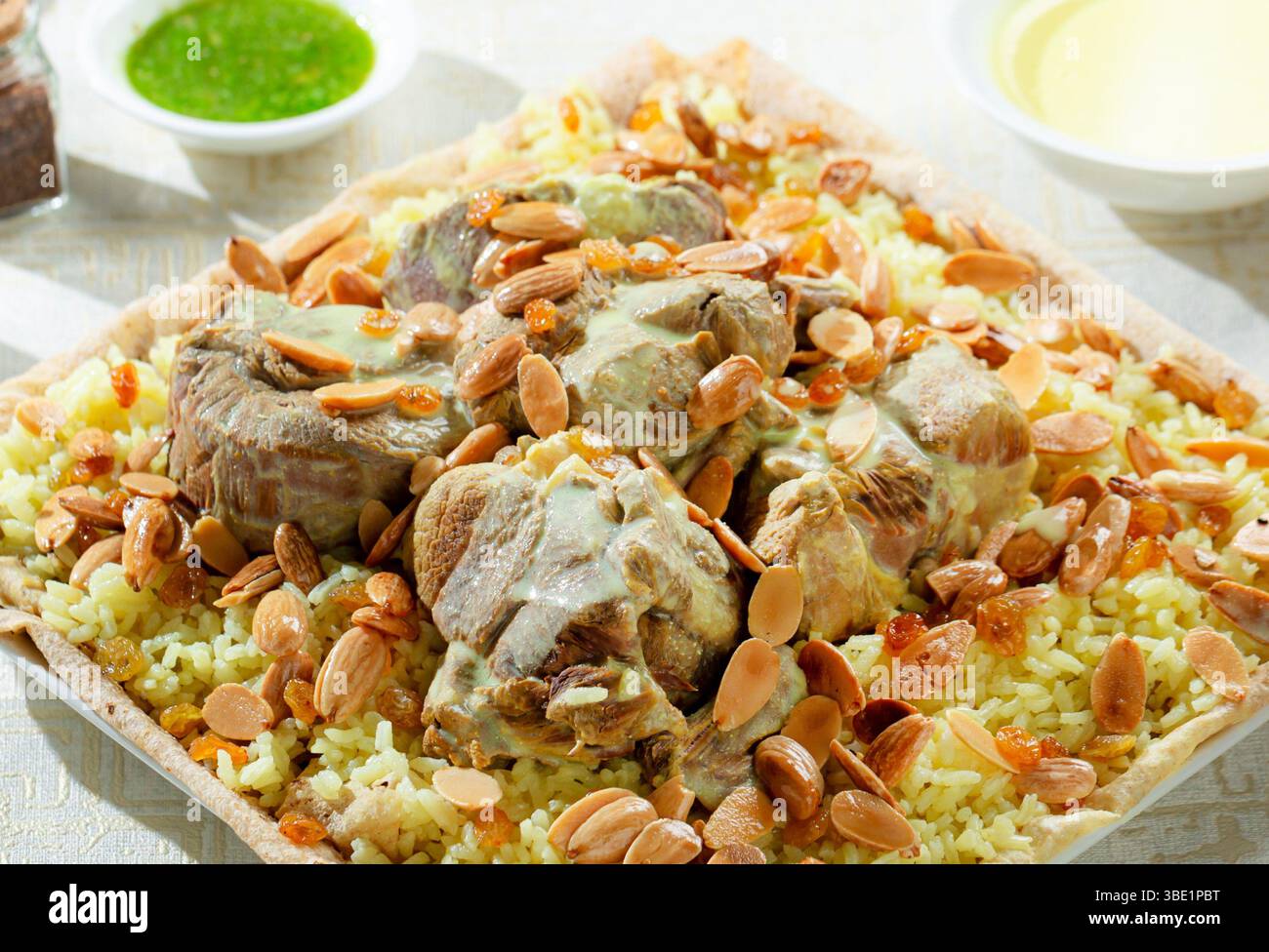 Tradizionale mansaf giordano, servito con carne di agnello e giamellata Foto Stock