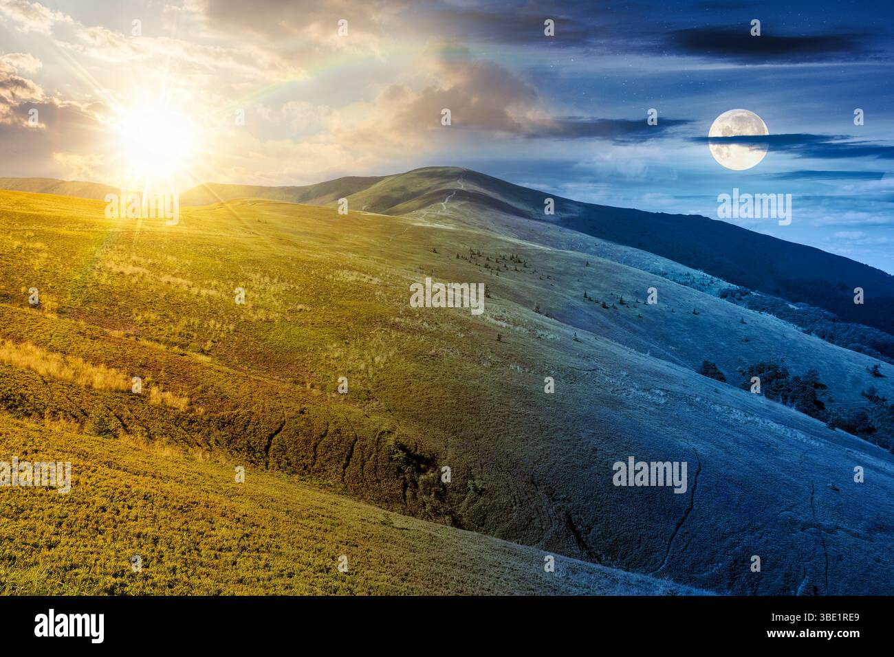 paesaggio montano con prati verdi nel solstizio d'estate. concetto di cambiamento di orario diurno e notturno. pittoresca carta da parati della destinazione concettuale del viaggio wi Foto Stock