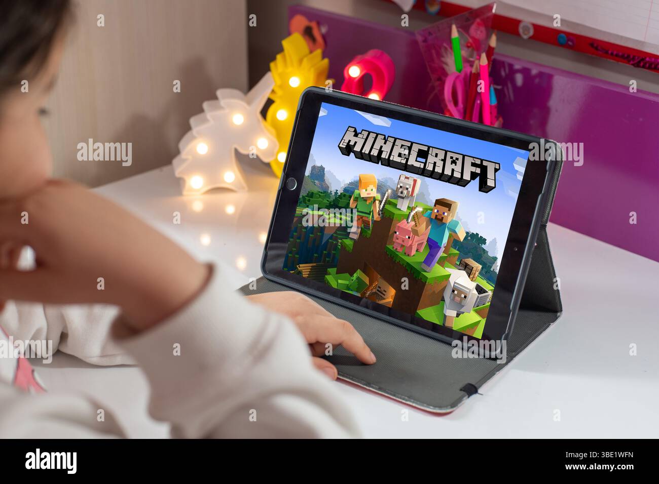 Antalya, Turchia - 23 maggio 2025: Minecraft è un videogioco sandbox. App di gioco Minecraft e logo sullo schermo dell'iPad Foto Stock